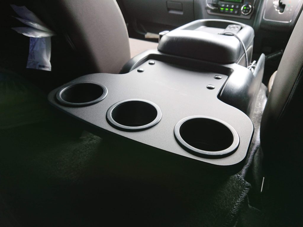 ハイエースのセカンドシート専用テーブルで車内をもっと快適化しよう Glad Funトラクション公式サイト