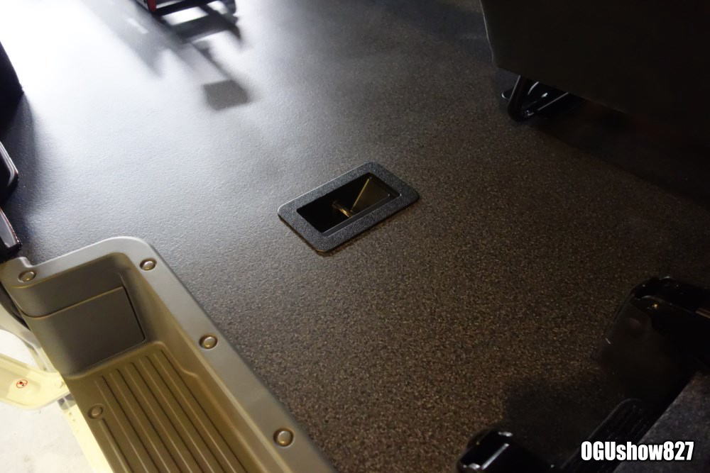 長崎よりＮＶ350キャラバンバイクトランポ　床貼り加工のためオグショー８２７へ入庫！