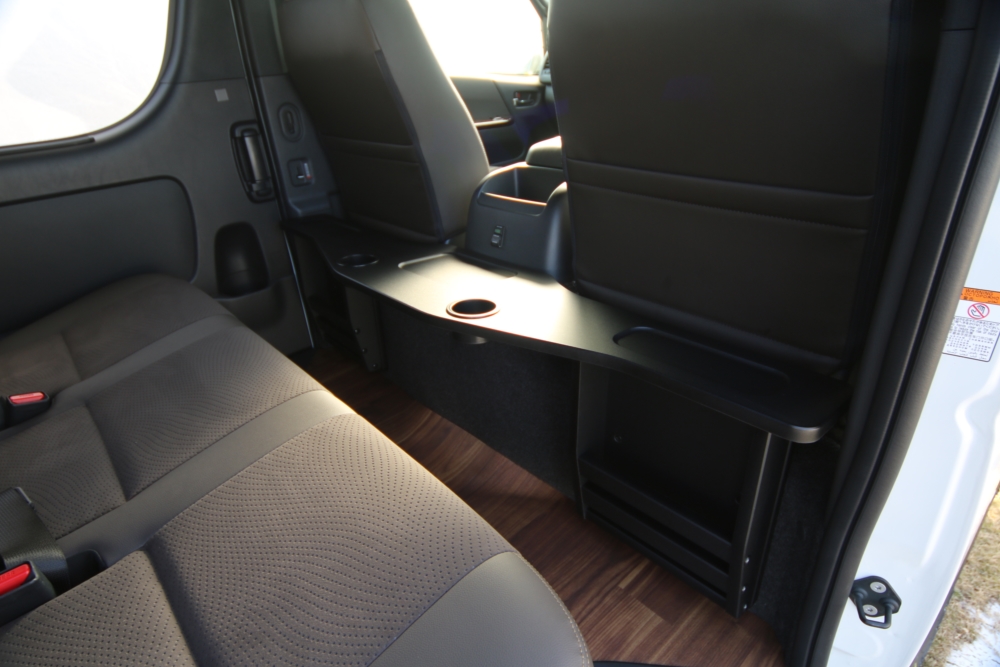 ハイエースのセカンドシート専用テーブルで車内をもっと快適化しよう！ | GLAD FUNトラクション公式サイト