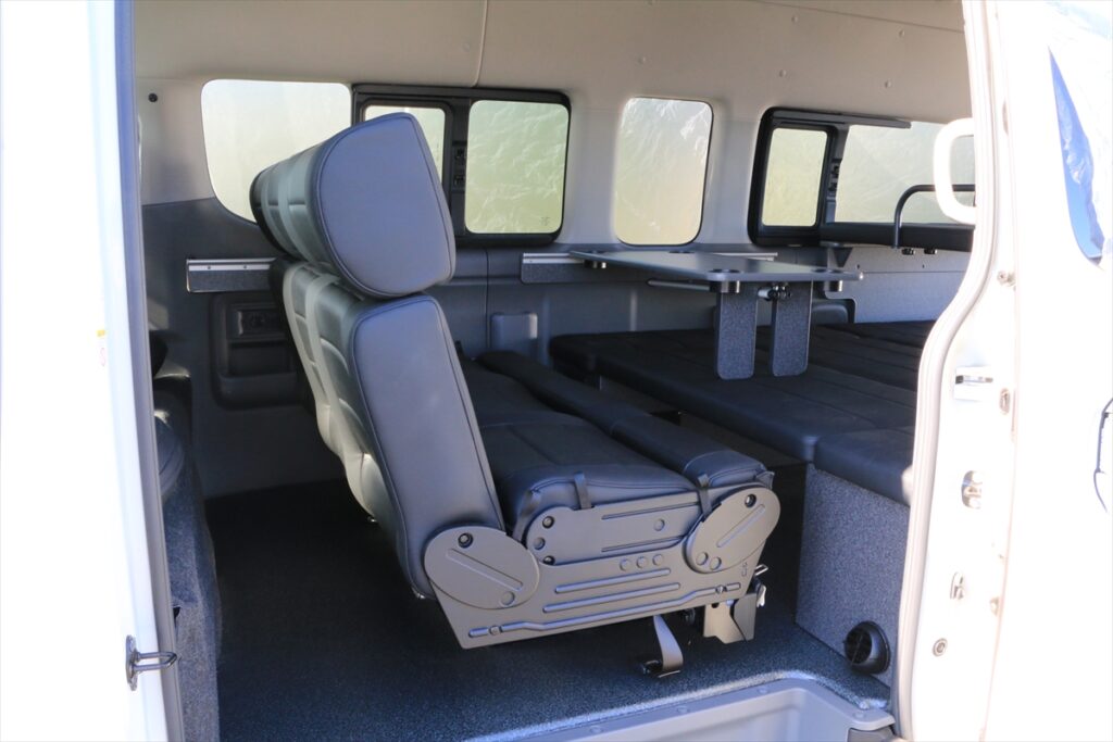 ベッド展開できるＦＷｉシート