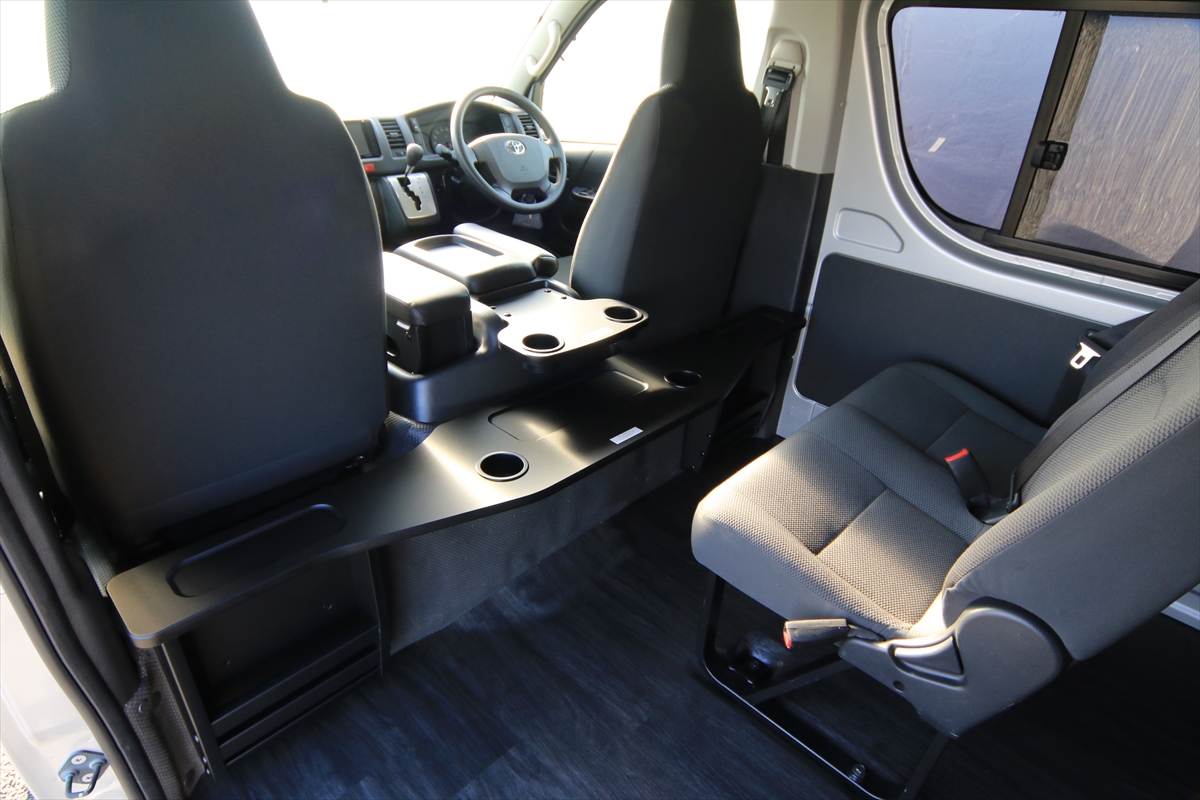 ハイエースのセカンドシート専用テーブルで車内をもっと快適化しよう！ | GLAD FUNトラクション公式サイト