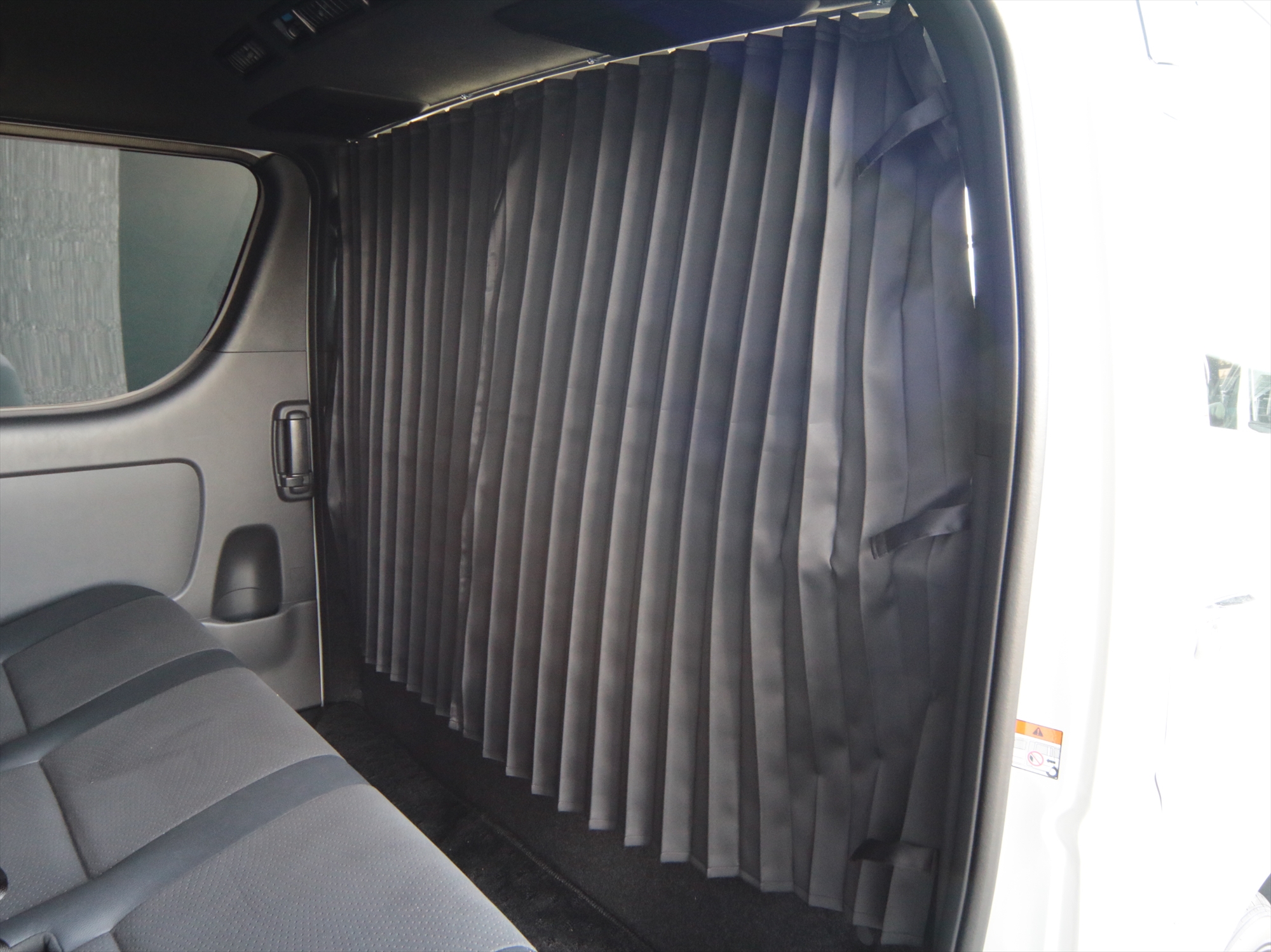 ハイエース車中泊に遮光カーテン