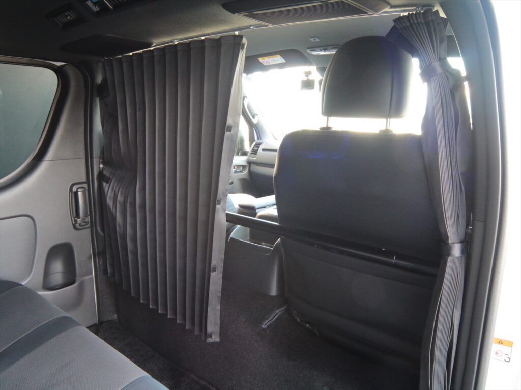 ハイエース車中泊に遮光カーテン