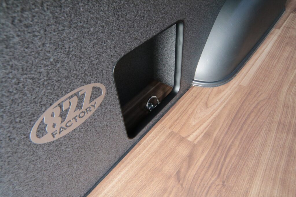 ＦＵＮトラクションの跳ね上げベッドはスリム形状