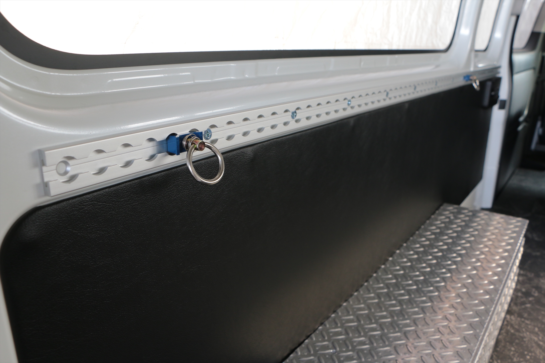 ハイエーススーパーロングにワンタッチレール取付