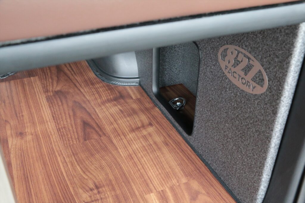 ハイエースSGLワイド跳ね上げベッド搭載家族で車中泊の旅