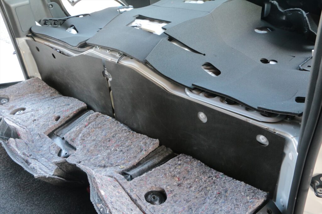 ハイエースの防音断熱処理エンジンまわりと天井に施工