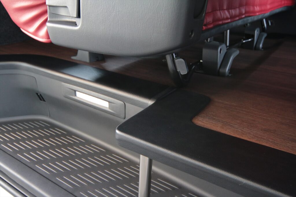 ハイエース床貼り加工フロアステップ加工