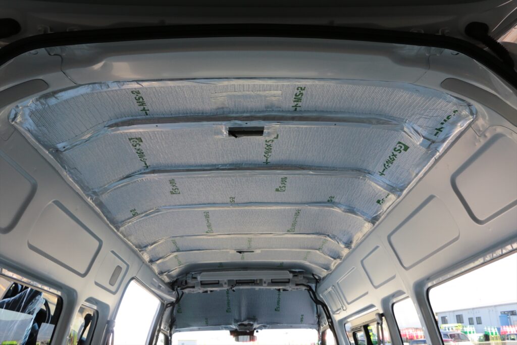 ハイエースの防音断熱処理エンジンまわりと天井に施工