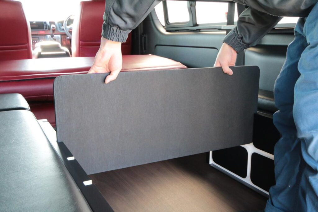 ハイエース車中泊にGブロックベッド収納スペースへベッド下を有効活用