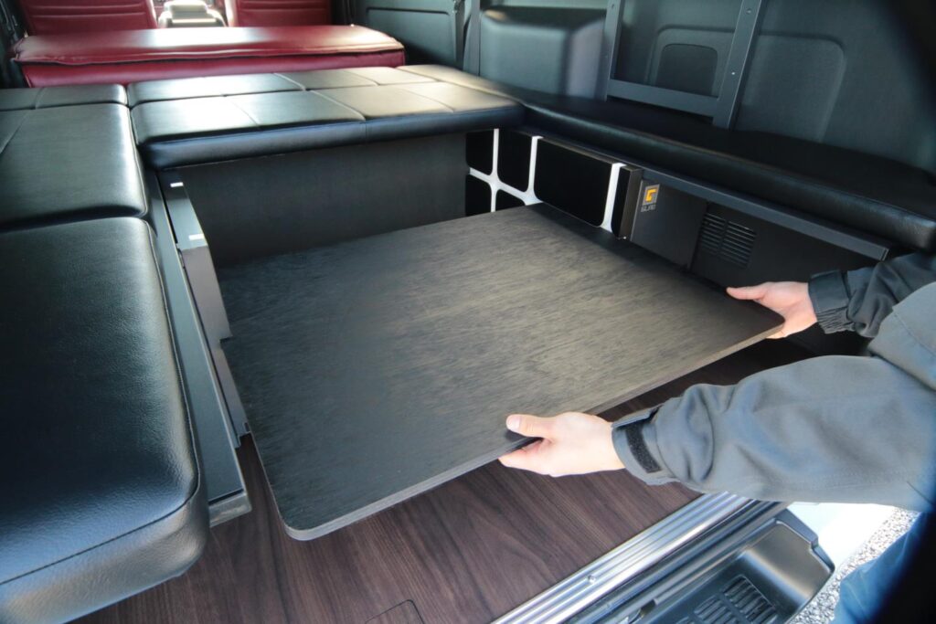 ハイエース車中泊にGブロックベッド収納スペースへベッド下を有効活用