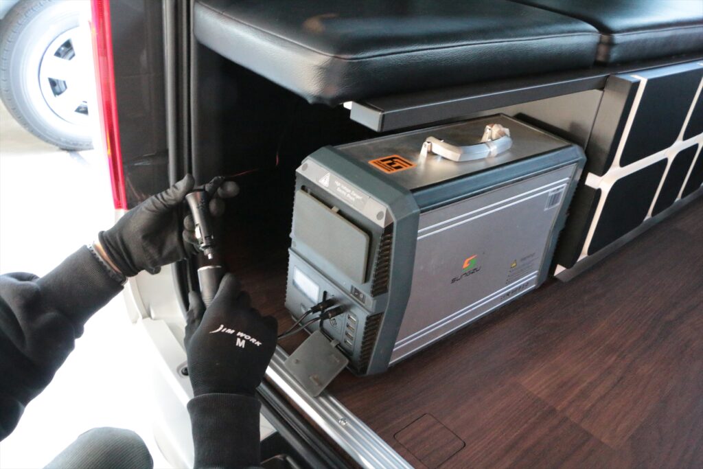 天井ＬＥＤダウンライトポータブルバッテリーからの給電も可能