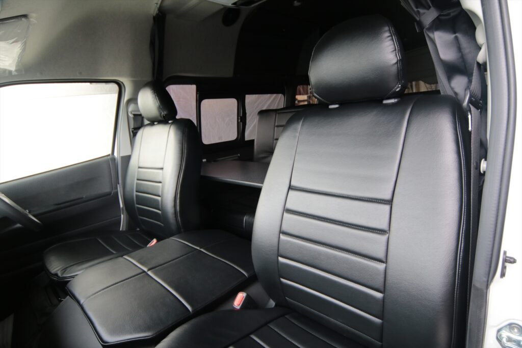 ハイエースオリジナルシートカバーとセンターマット