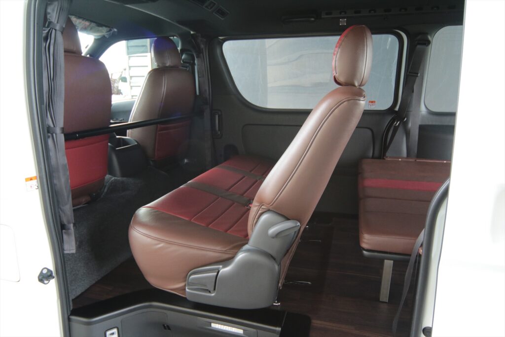 ハイエースオーダーベッドセカンドシートにも干渉しません