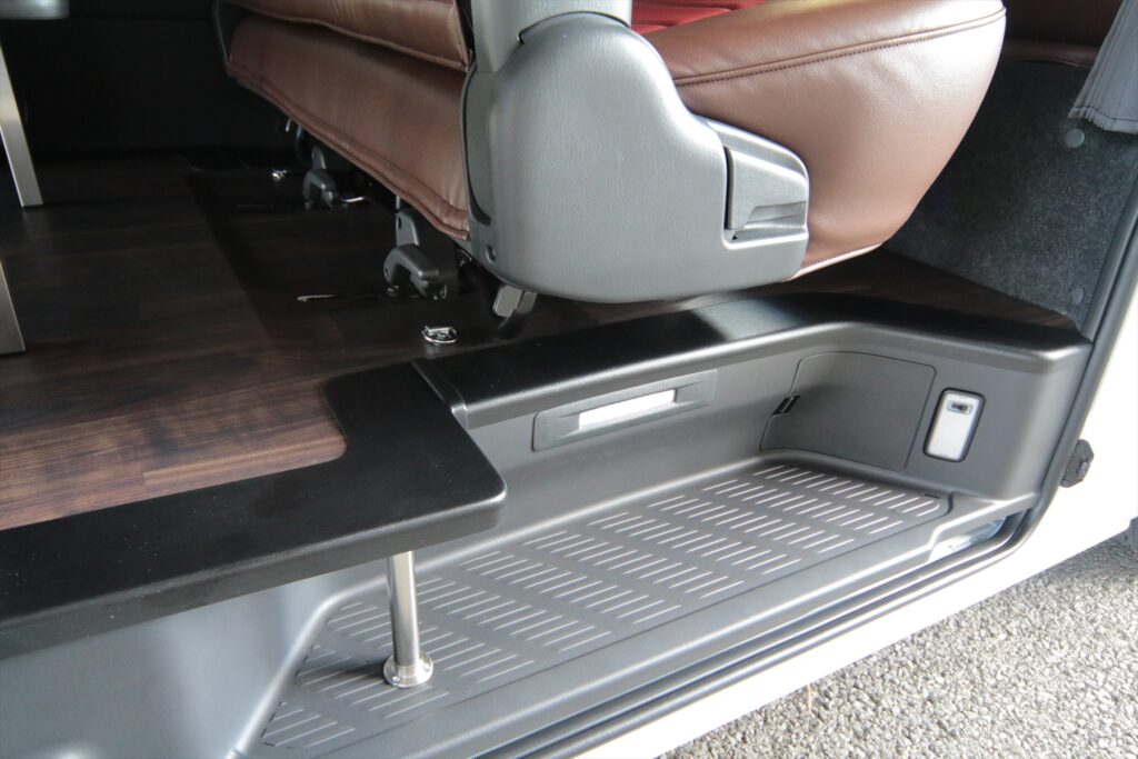 ハイエース床貼り加工ステップハーフ