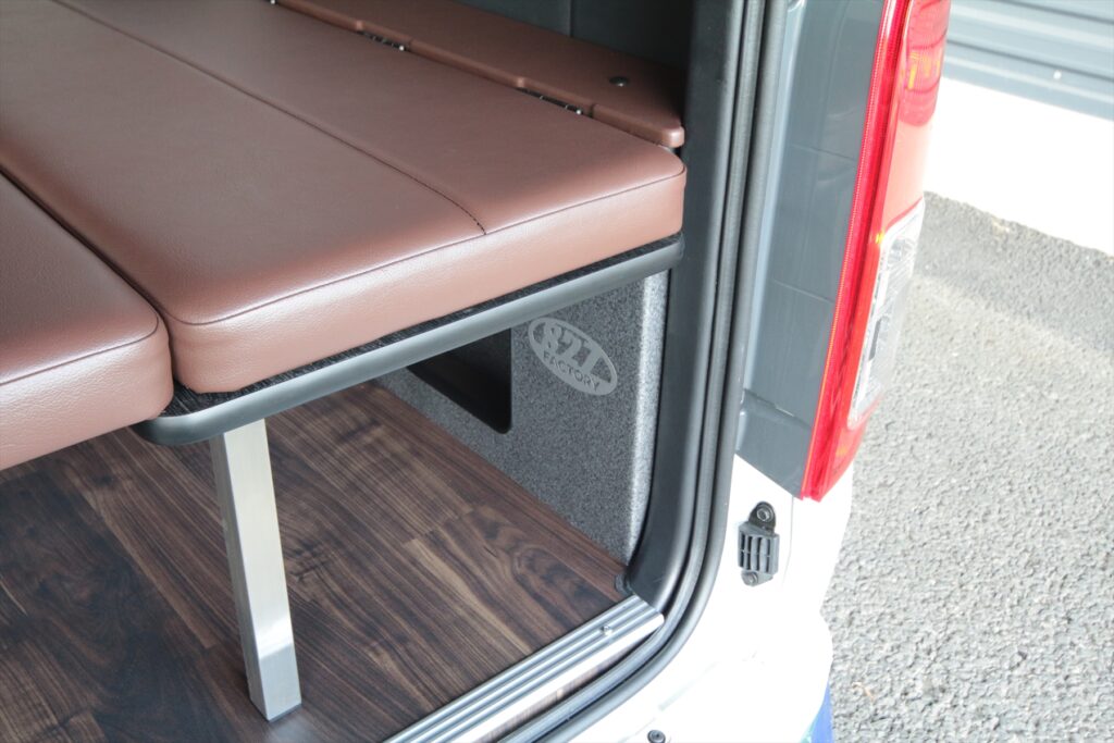 ベッド土台のデッドスペースを収納スペースへ