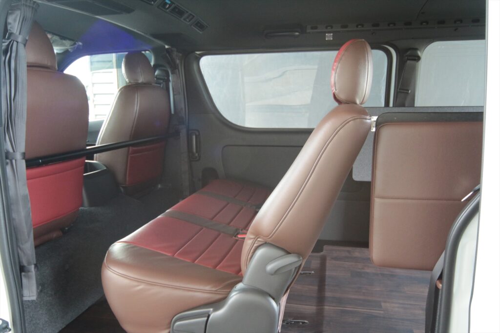 ハイエースオーダーベッドセカンドシートにも干渉しません