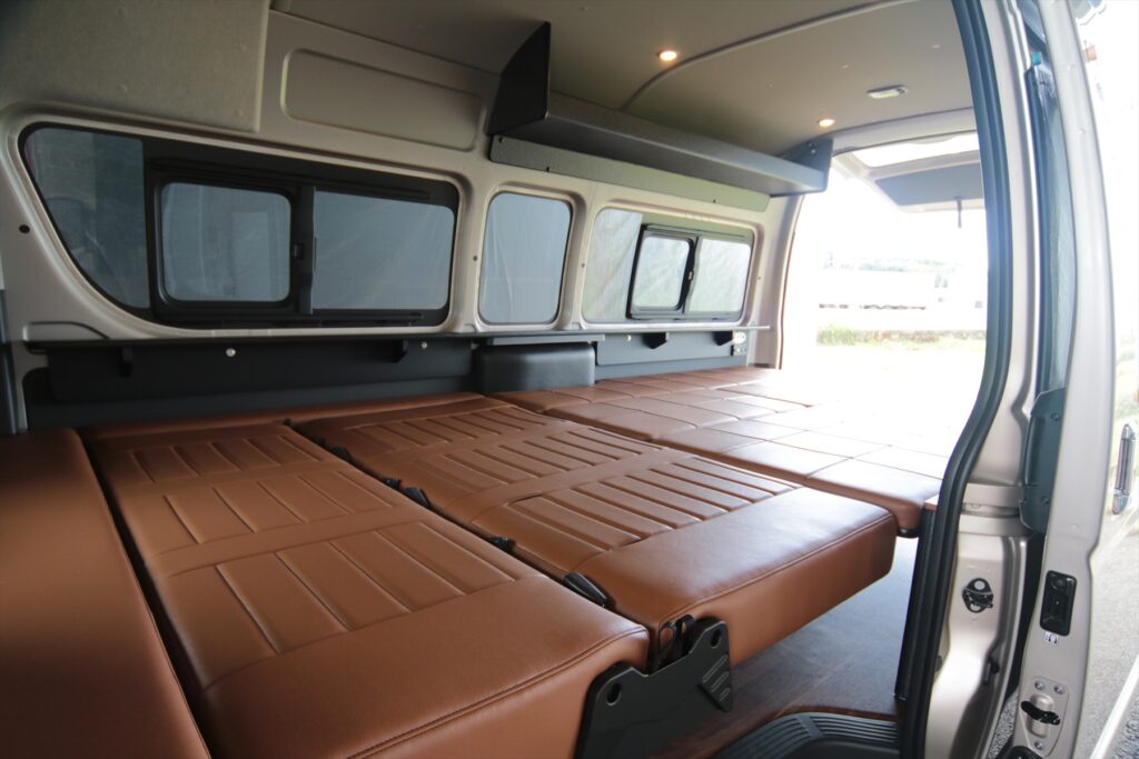 シートをベッド展開して広々ベッドスペース