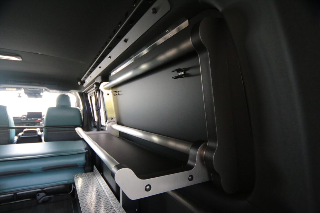 ハイエースバイクトランポにおすすめ収納トレーテーブルにも