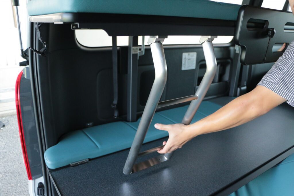 ハイエース2段ベッドステップベッドで車中泊