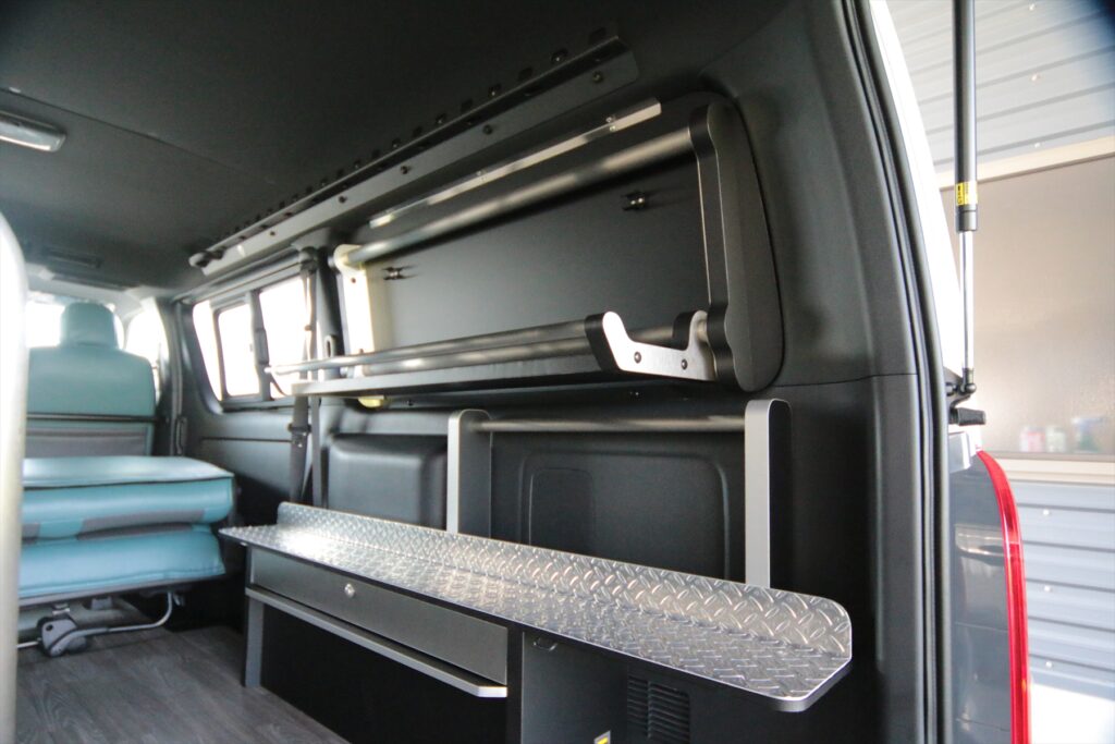 ハイエース収納トレー窓埋めとバイク専用収納ボックスMOTO