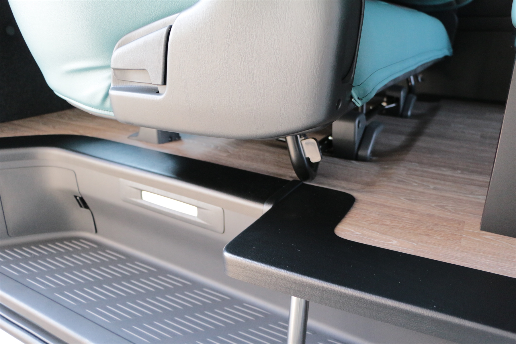 ハイエース床貼り加工