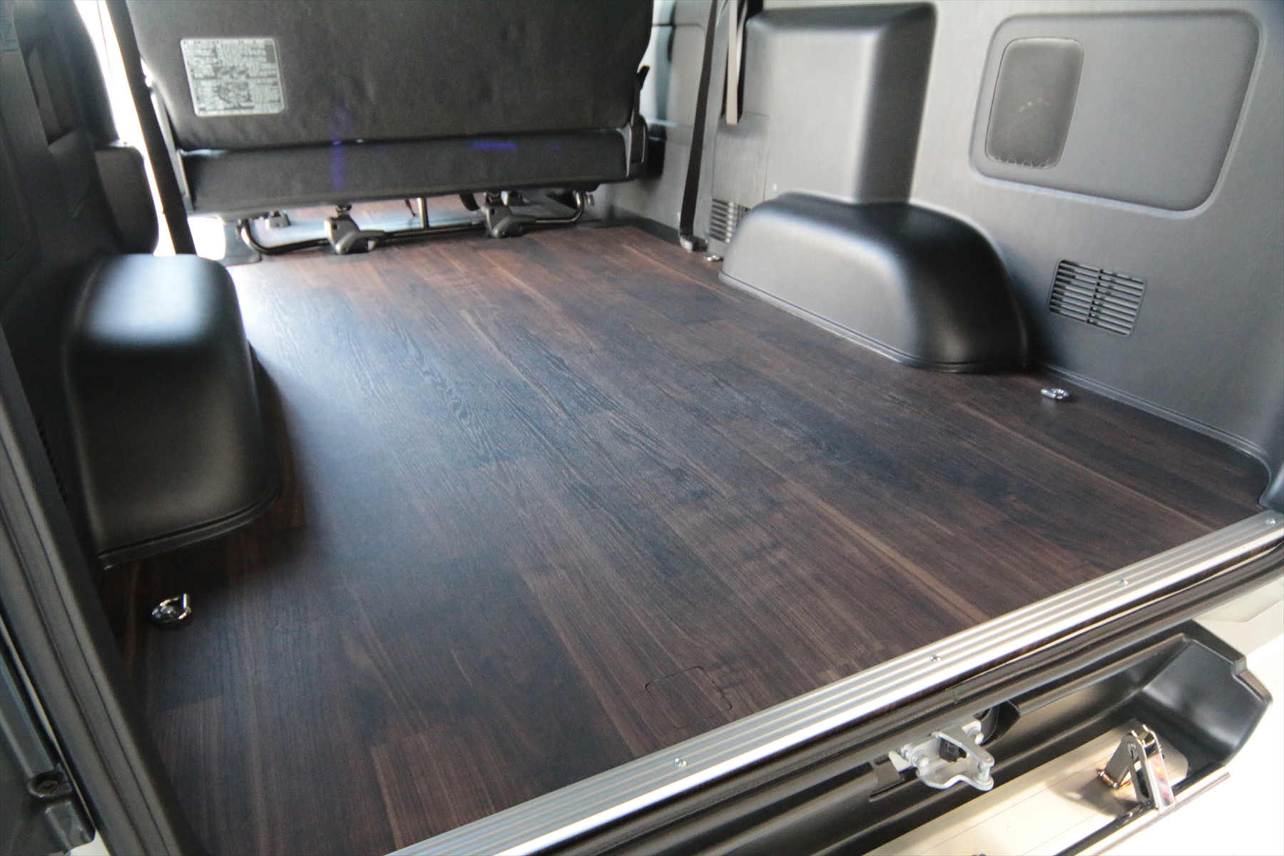 ハイエース床貼り加工