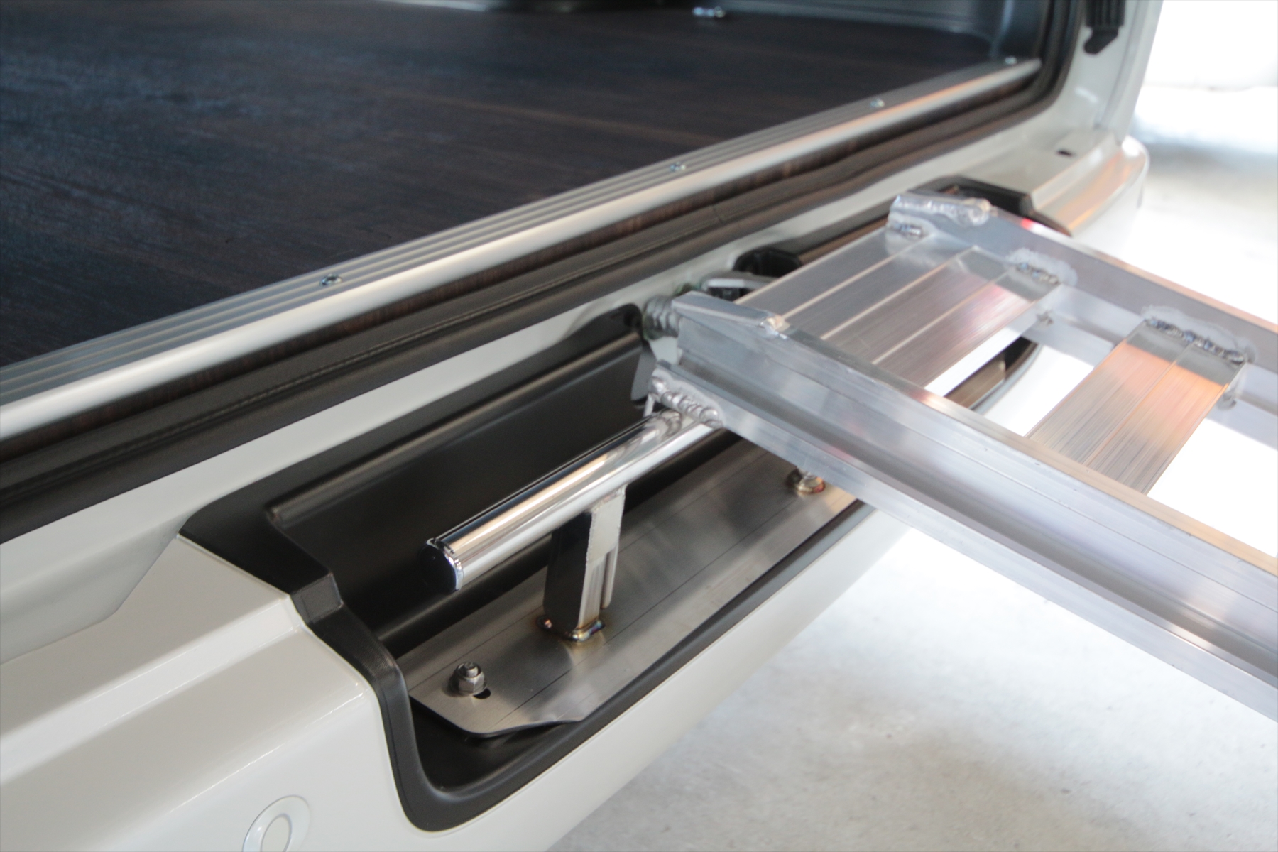 ハイエースバイクトランポラダーレールフック