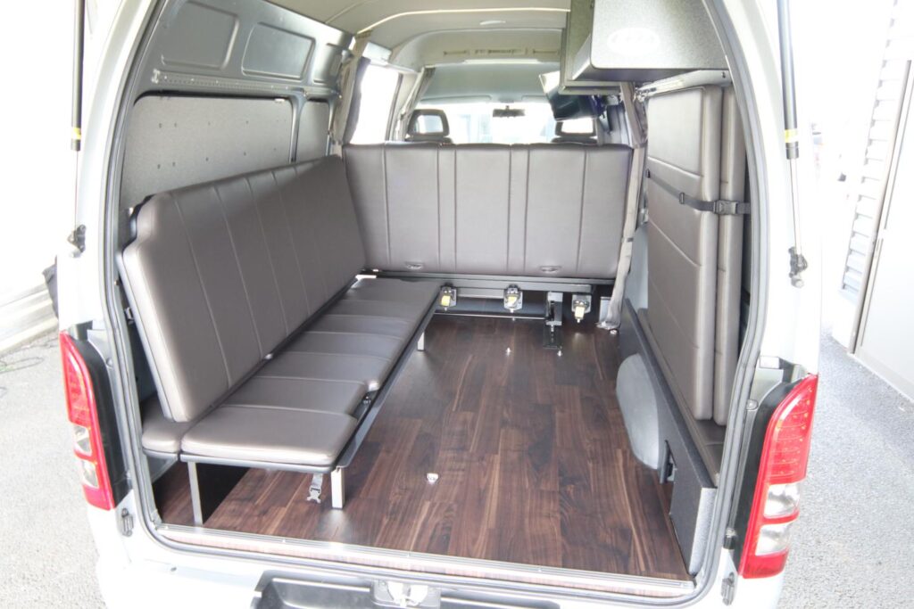 ハイエースの荷室を間仕切りカーテン