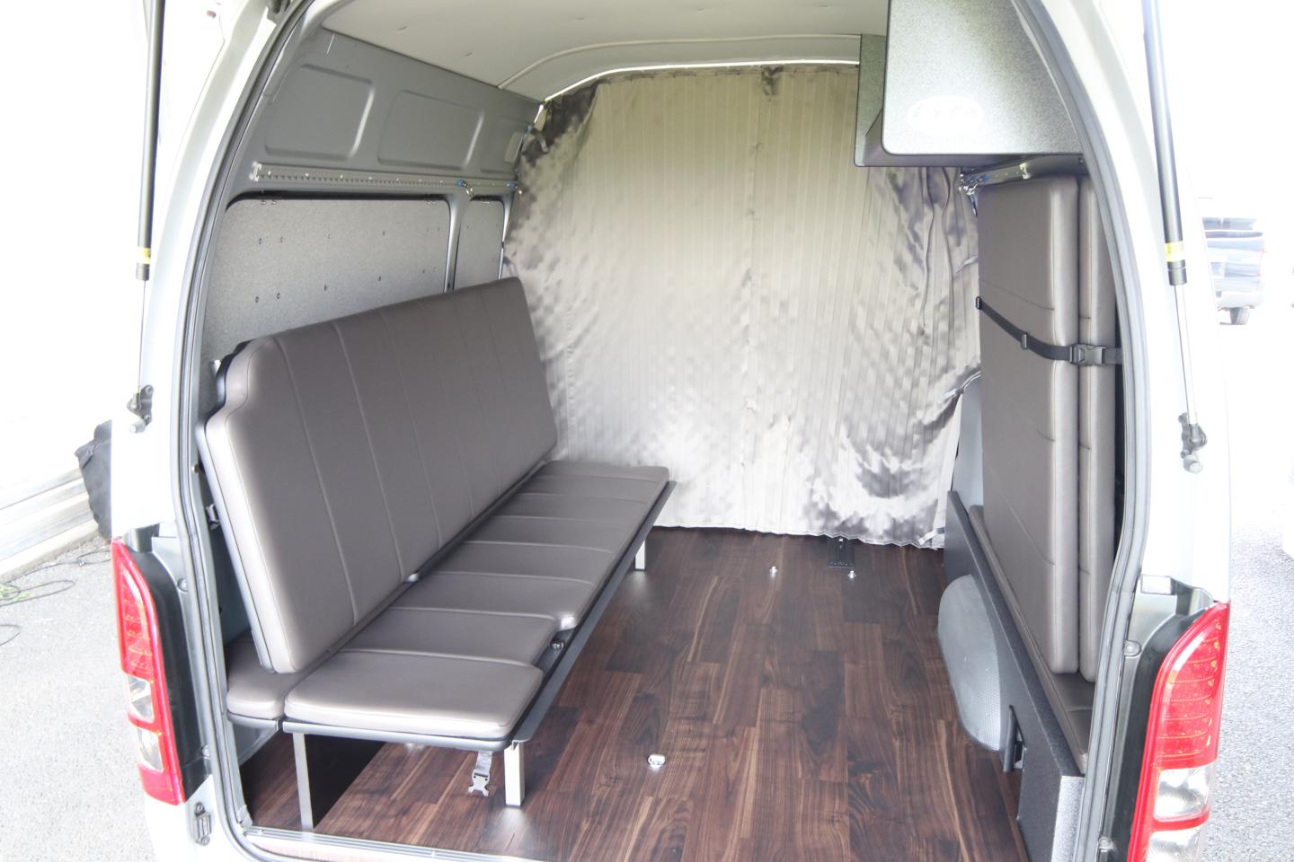 ハイエースの荷室を間仕切りカーテン