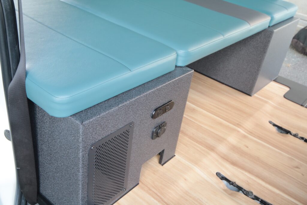 車載冷蔵庫用12Vソケット、100Vコンセントはこちらに