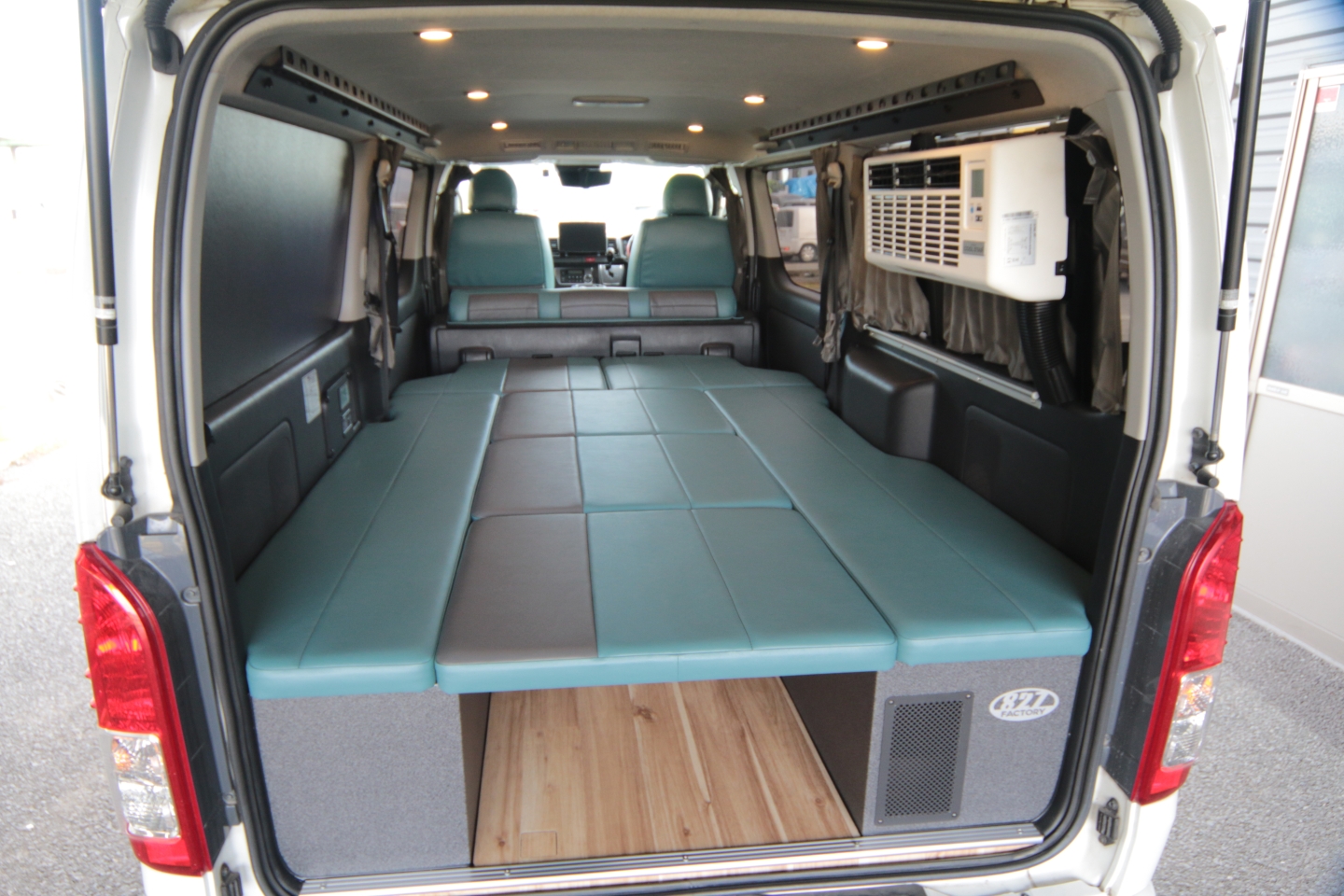 ハイエースフルフラットベッド