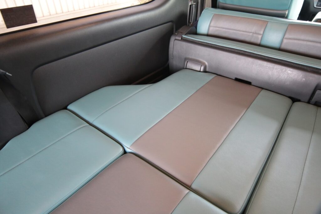 ハイエースで車中泊ベッド乗降りもしやすい