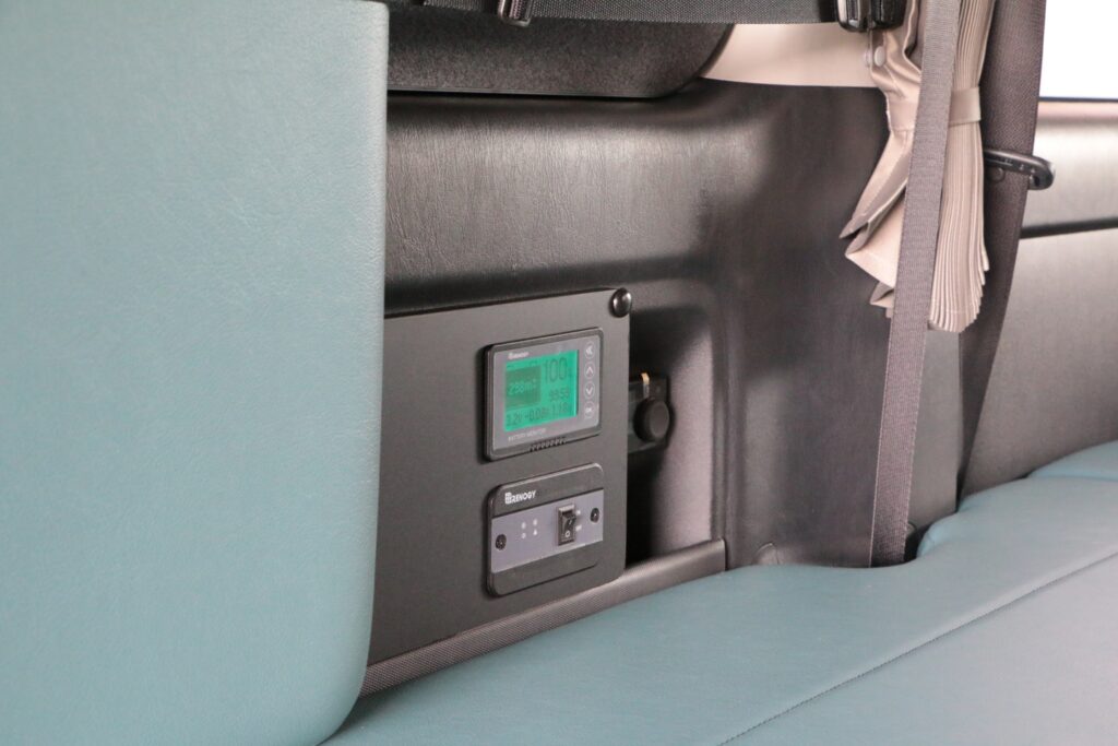 ハイエース電装集中パネル