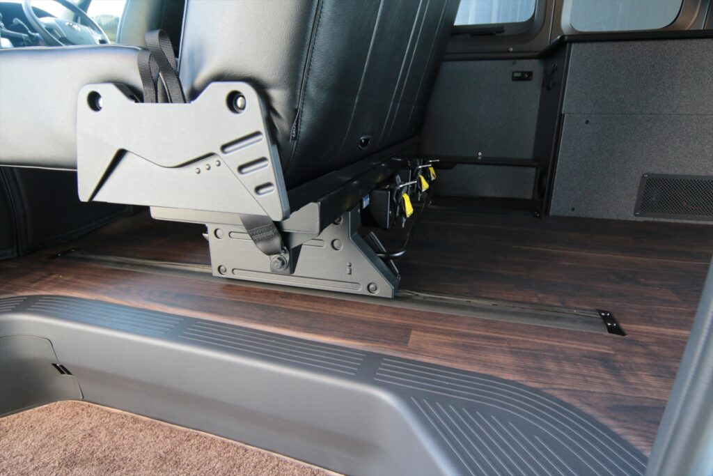 ハイエースベッドにもなるTSTiシート