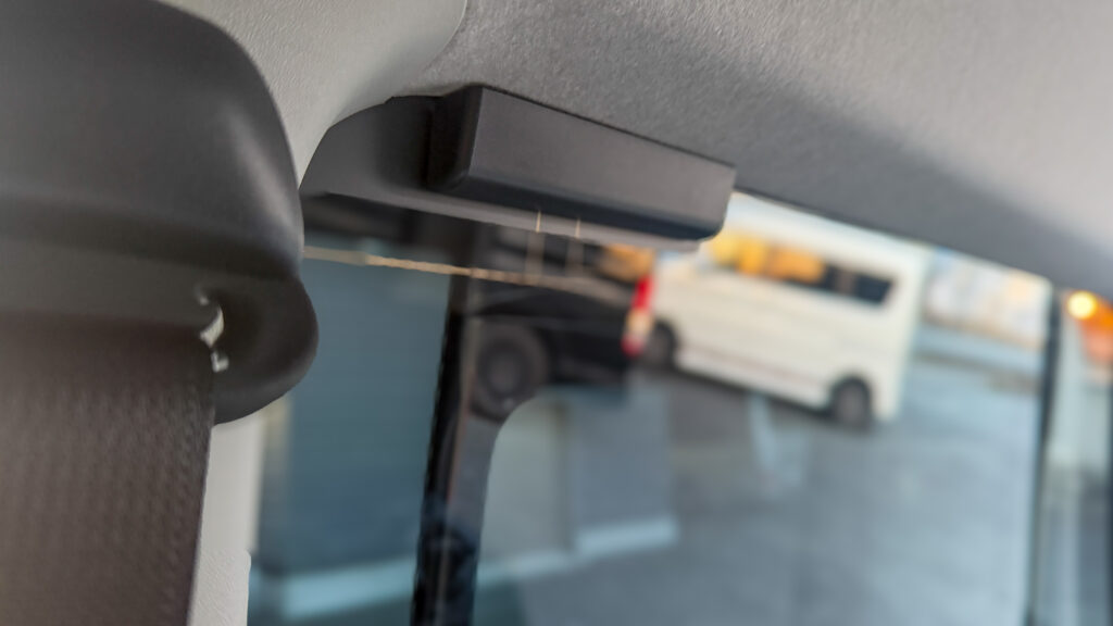 ９型ハイエースアンテナカバー