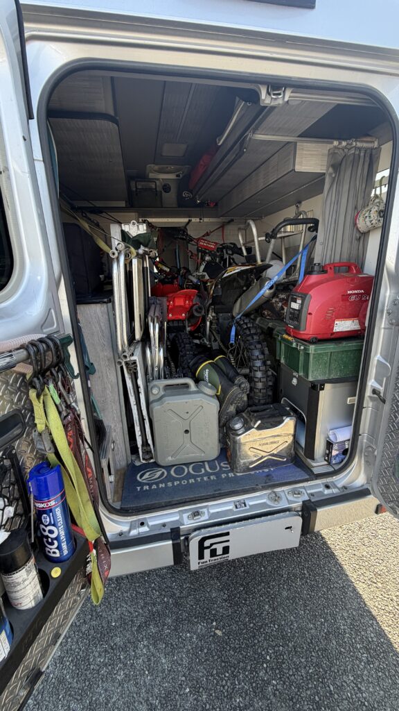 九州モトクロス選手権開幕!リエッセⅡデモカーにモトクロッサー積載