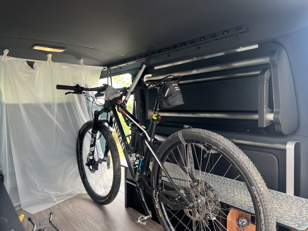 ハイエースに競技用バイク積載トランポ