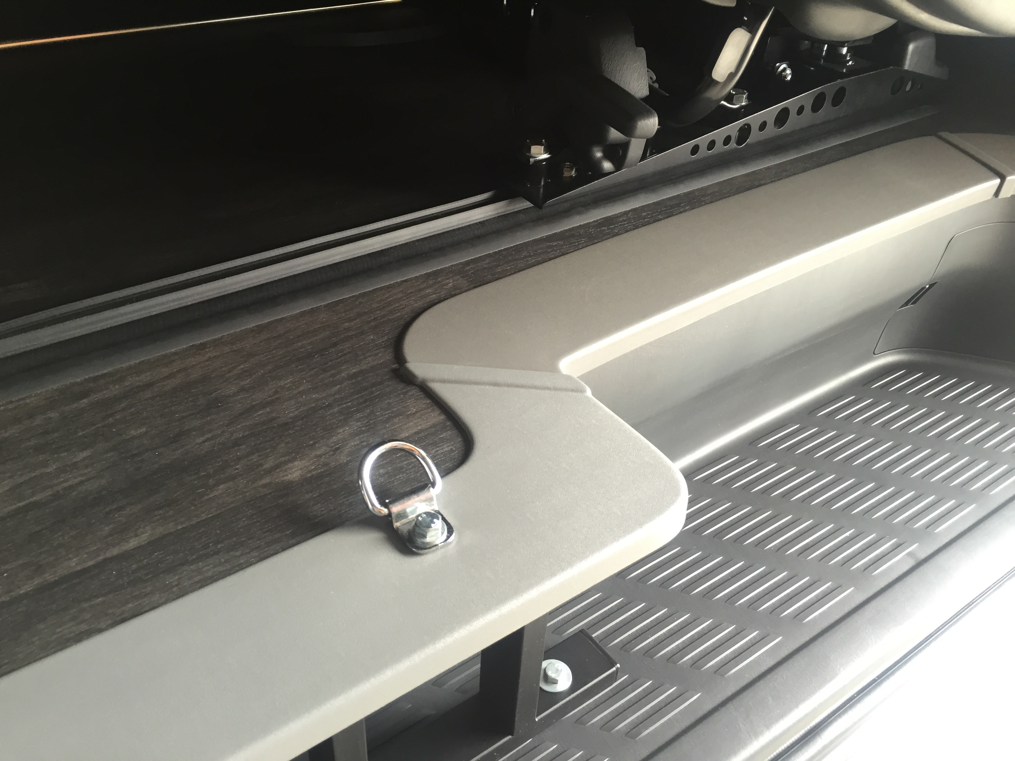 床貼り加工シートスライドレール埋め込みステップハーフ加工フックスタンド　オンロードバイク積載トランポおすすめアイテム