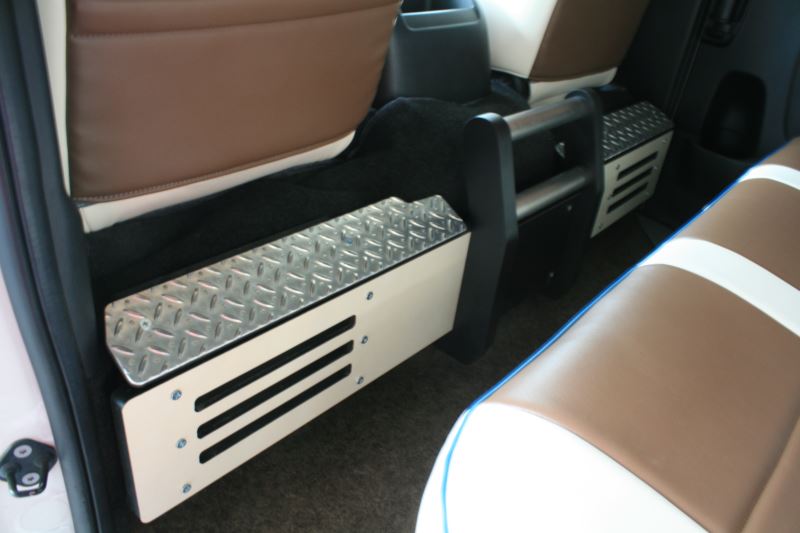 車内をより快適に 足のせパネル テーブル スピーカーと1台で3役の人気アイテム Glad Funトラクション公式サイト